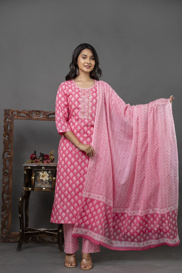 Pink Cotton Printed Kurta Set with Matching Pants & Dupatta – Elegant Women’s Ethnic Wear
